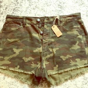 Camo print AE cut off shorts